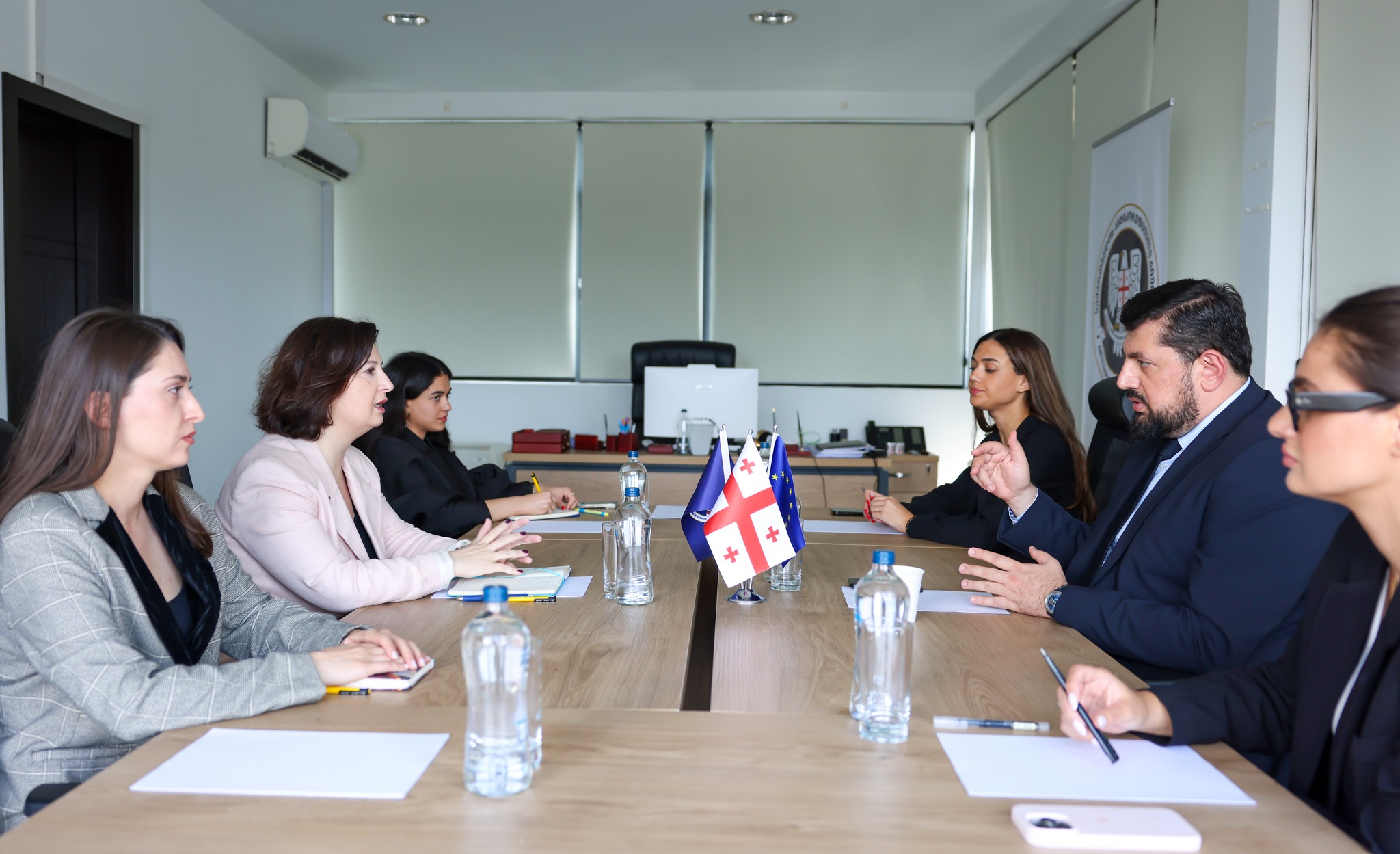 ანტიკორუფციული ბიუროს უფროსი, რაჟდენ კუპრაშვილი, სახელმწიფო გრანტების მართვის სააგენტოს თავმჯდომარეს, თამარ ზოდელავას შეხვდა