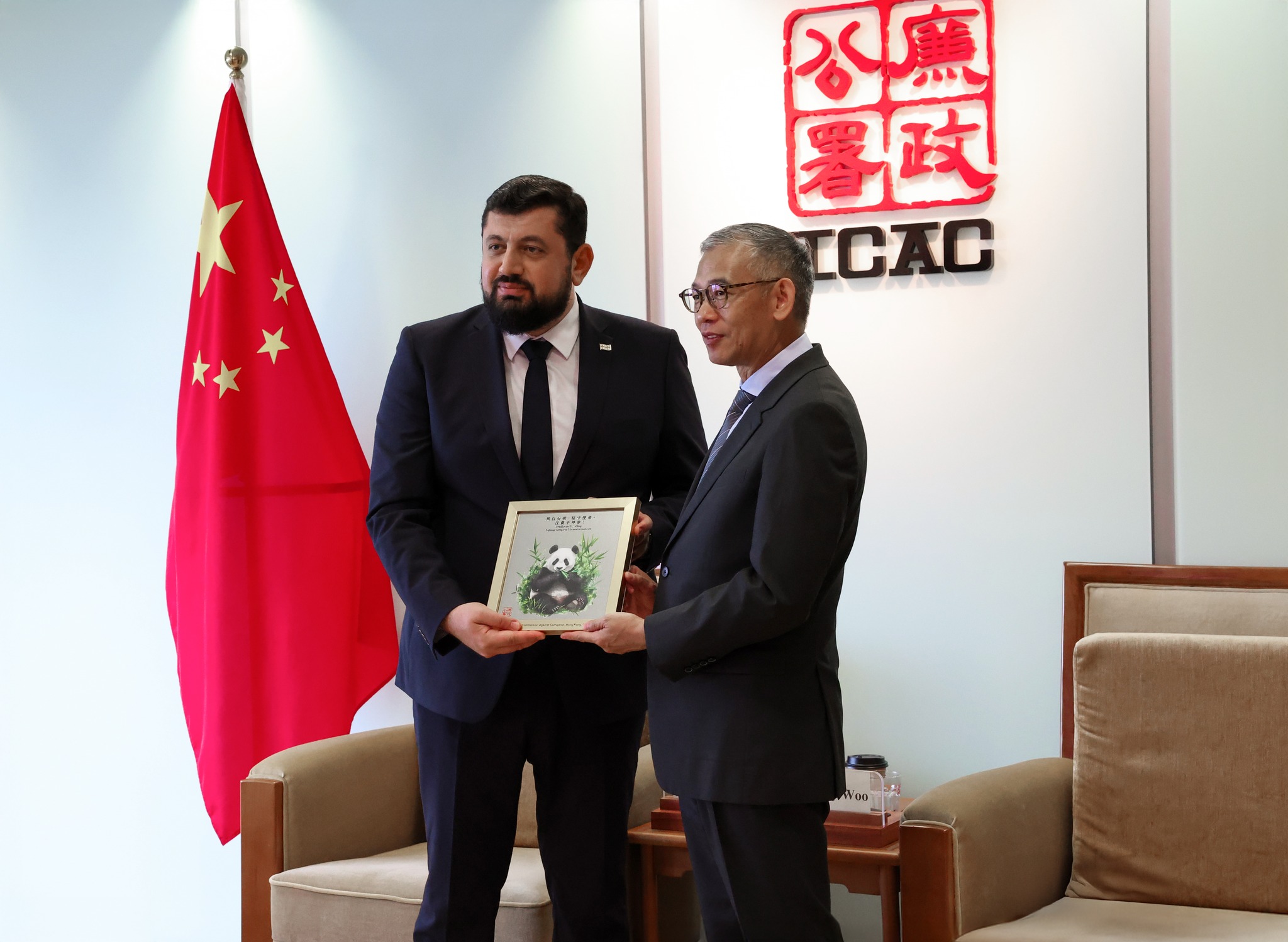 ანტიკორუფციული ბიუროს უფროსი ჰონგ-კონგში (ჩინეთის სახალხო რესპუბლიკა) ICAC-ის ხელმძღვანელს შეხვდა