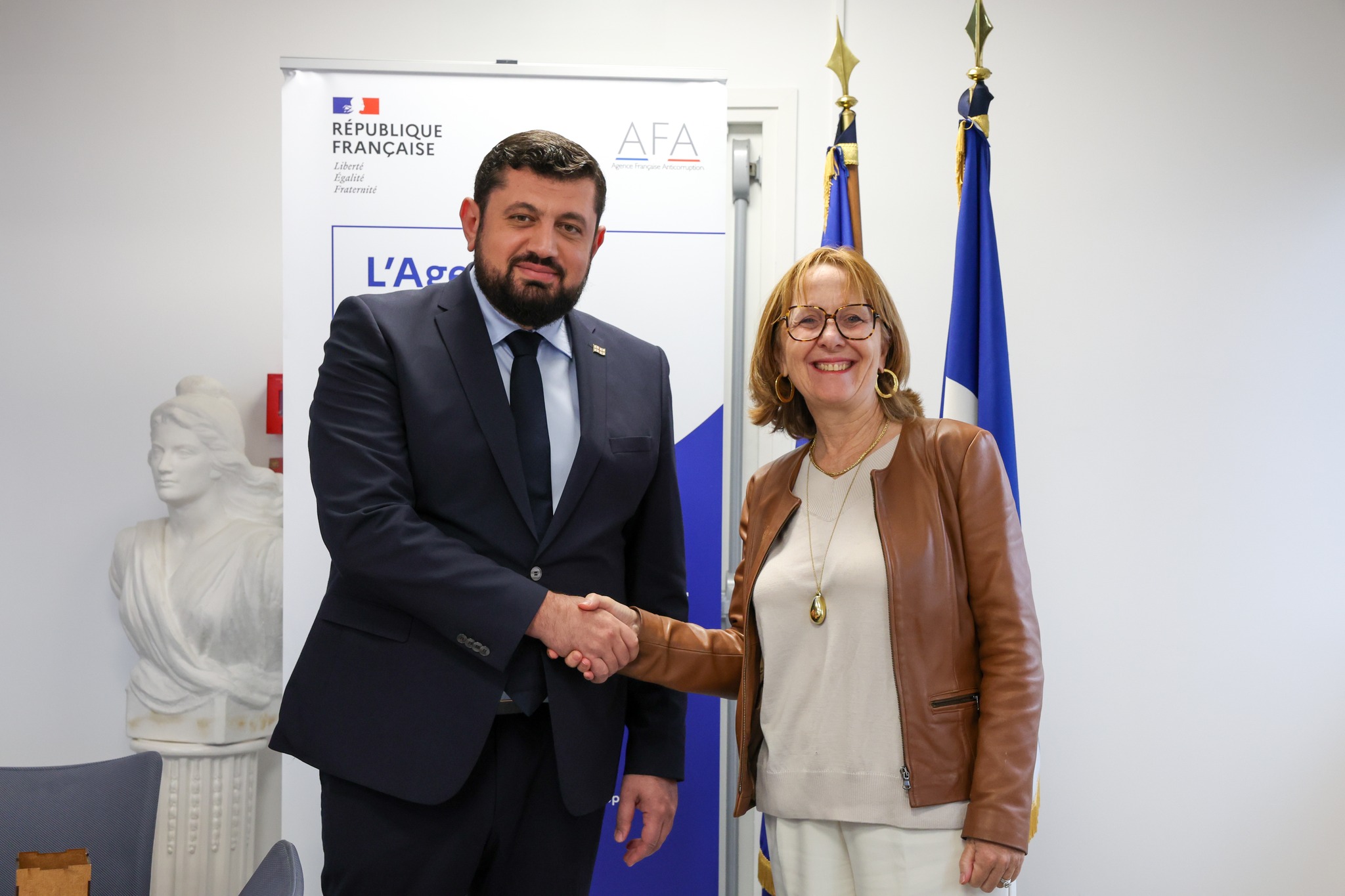 საქართველოს ანტიკორუფციული ბიუროს უფროსი, რაჟდენ კუპრაშვილი, საფრანგეთის ანტიკორუფციული სააგენტოს ხელმძღვანელს, იზაბელ ჟეგუზოს შეხვდა.