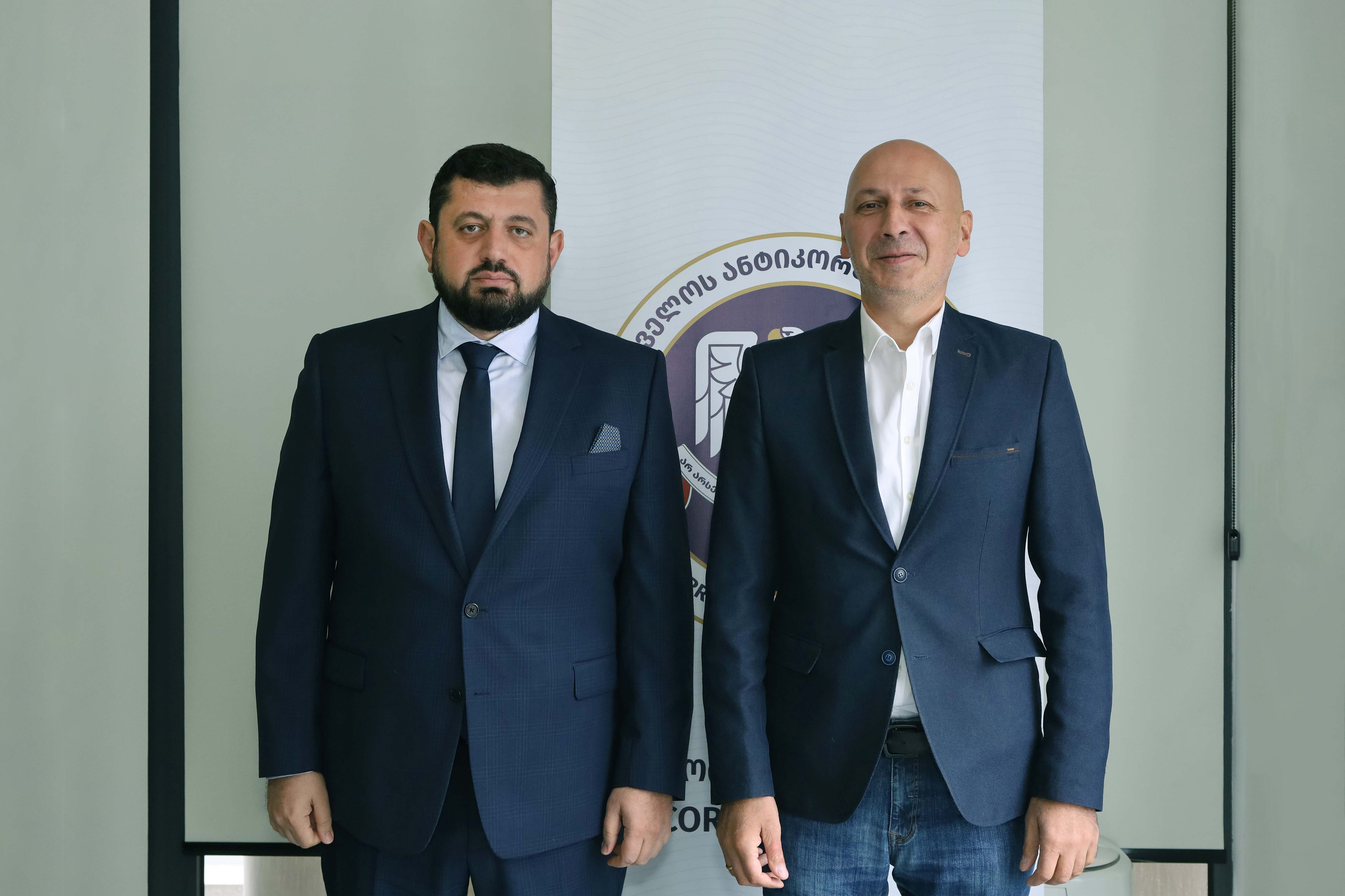 საქართველოს ანტიკორუფციული ბიუროს უფროსი, რაჟდენ კუპრაშვილი, რელიგიის საკითხთა სახელმწიფო სააგენტოს ხელმძღვანელს, ზაზა ვაშაყმაძეს შეხვდა